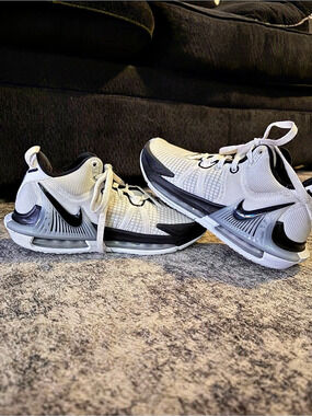 Nike LeBron Witness 7 Basketball Shoes White & Black US 6.5